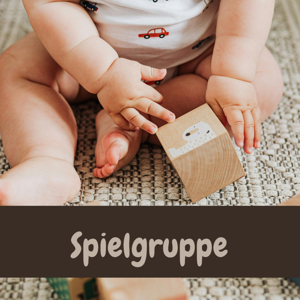 Baby spielt mit bunten Bausteinen in der Spielgruppe